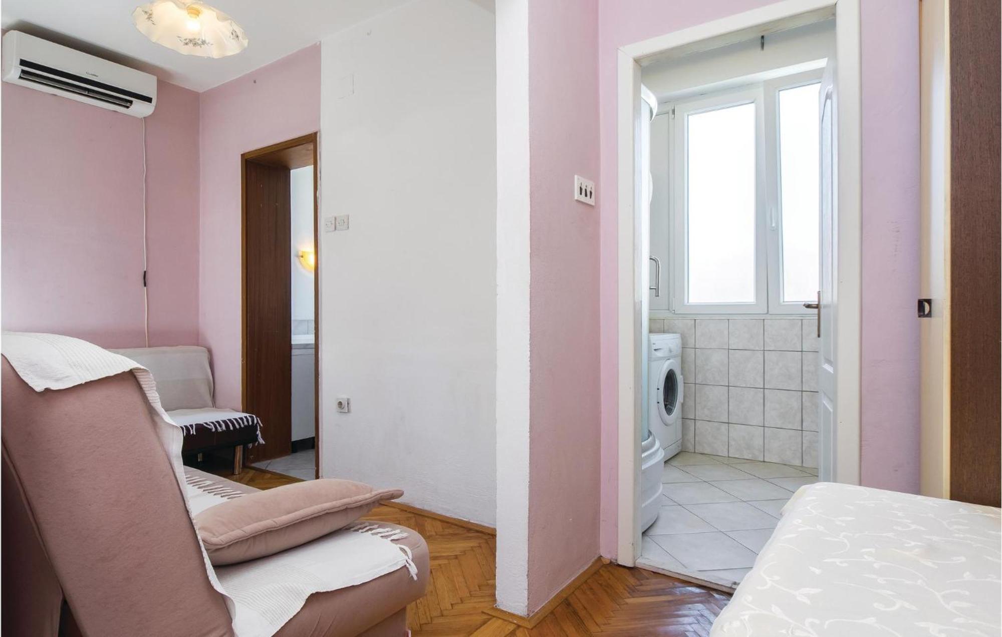 Amazing Apartment In Split With Kitchen Bagian luar foto