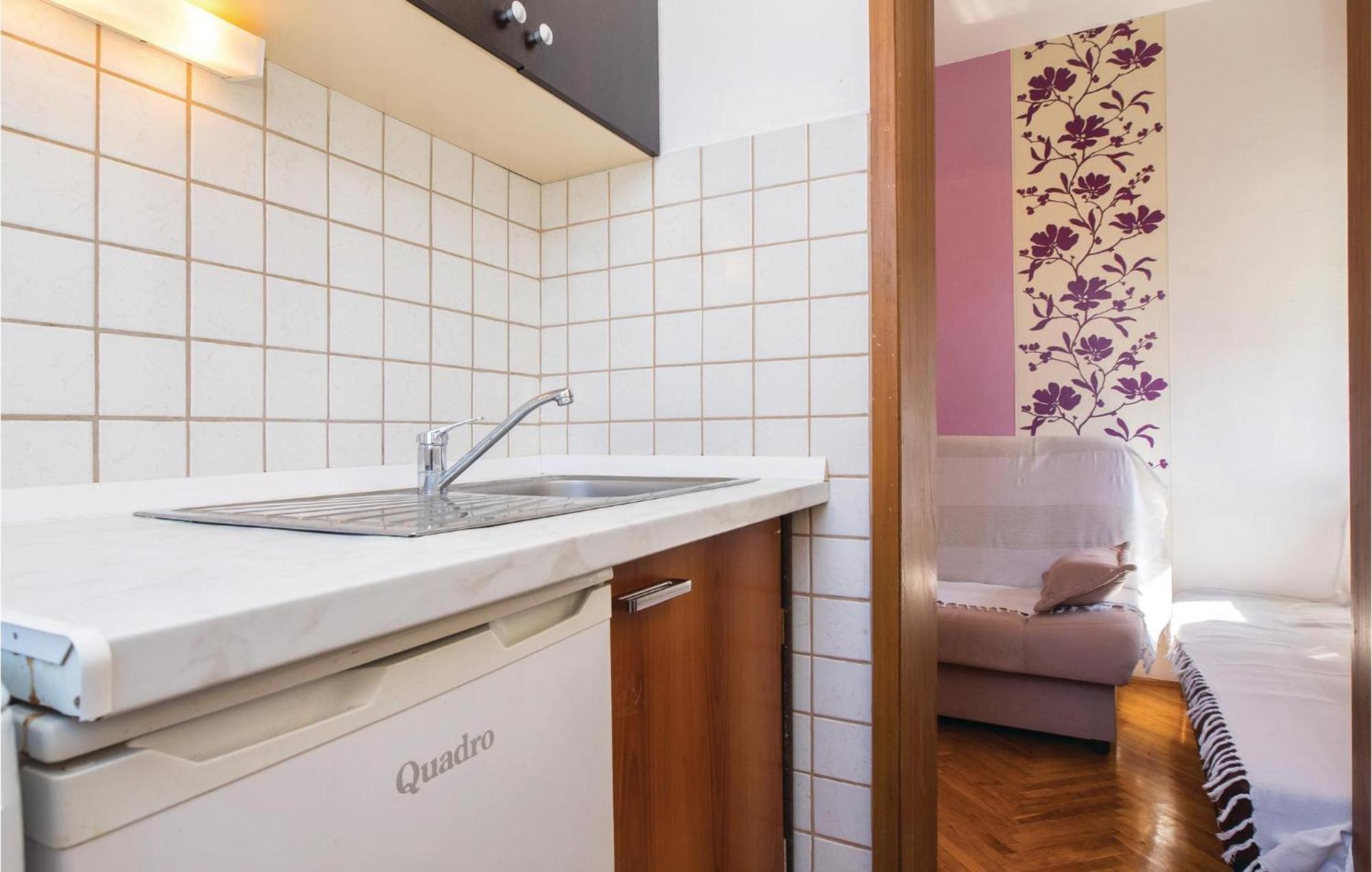 Amazing Apartment In Split With Kitchen Bagian luar foto
