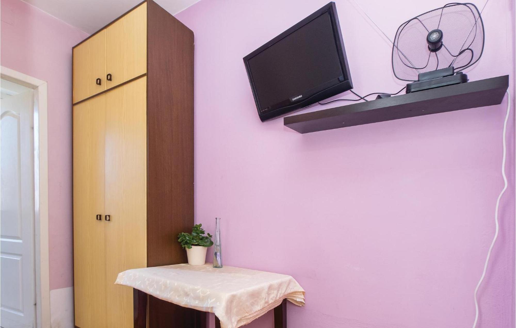Amazing Apartment In Split With Kitchen Bagian luar foto