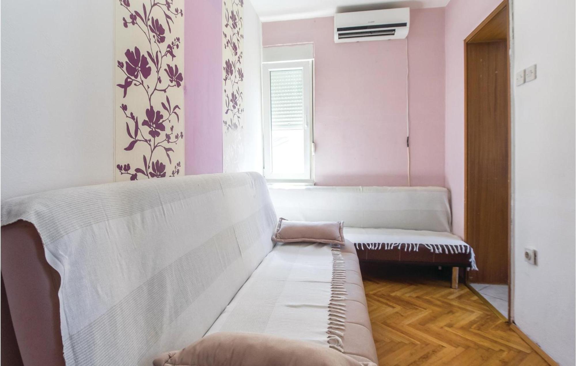Amazing Apartment In Split With Kitchen Bagian luar foto